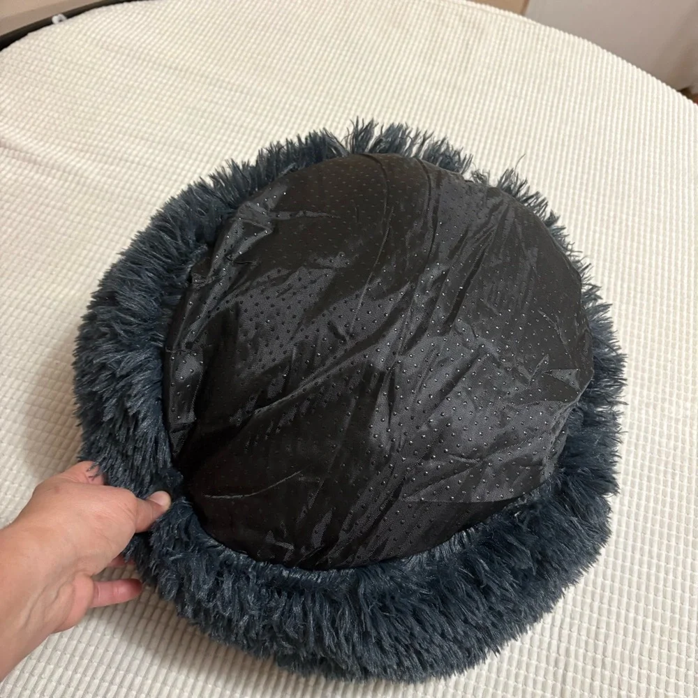 Plush Cat Cave Bed - Cream Interior with Black Exterior